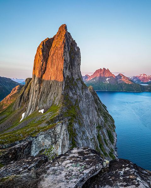 Le mont Segla, illuminé par le soleil de minuit par Karla Leeftink