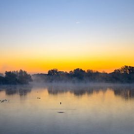 Sonnenaufgang und ein tief hängender Nebel von Sharon Hendriks