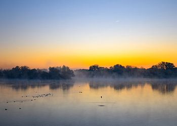 Sonnenaufgang und ein tief hängender Nebel
