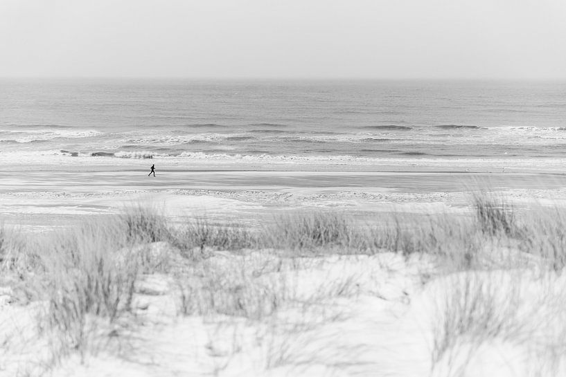 Coureur sur la plage d'hiver de Noordwijk, noir et blanc par Yanuschka | Fotografie Noordwijk
