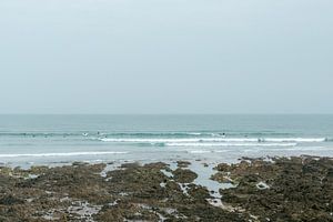 Surfers in zee | Atlantische kust Bretagne | Frankrijk reisfotografie van HelloHappylife