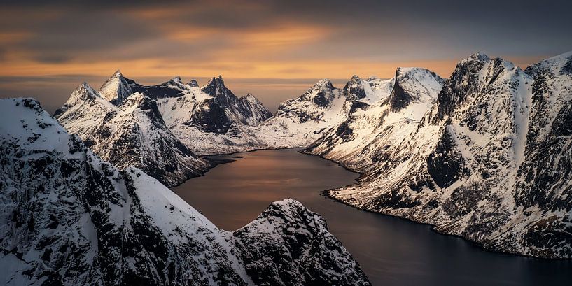 Kjerkfjorden tussen de bergen van Wojciech Kruczynski