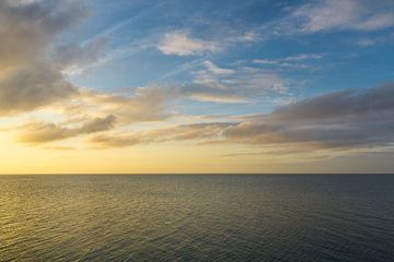 USA, Florida, Romantischer orangefarbener Sonnenuntergangshimmel über dem Meer von adventure-photos