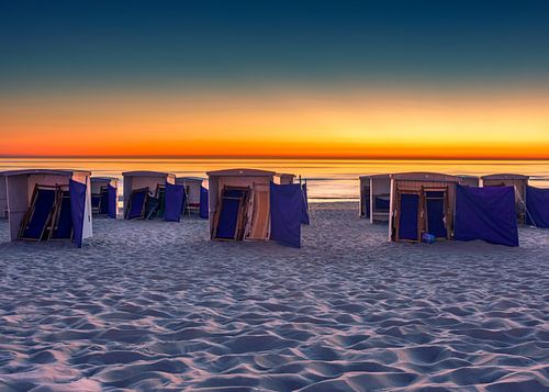 Strandhuisjes bij zonsondergang