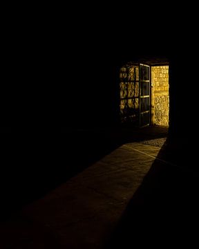 Licht door deur in Dubrovnik (Kroatie) van Marcel Kerdijk