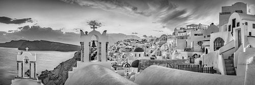 Eiland Santorini in Griekenland met het dorp Oia in zwart en wit.