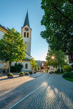 Oberstaufen Kirche mit Sonnenschein von Leo Schindzielorz