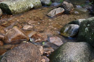Felsen im Wasser von Cor Brugman