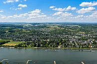 Het uitzicht vanaf Drachenfels op de Rijn en Bonn-Mehlem van David Esser thumbnail