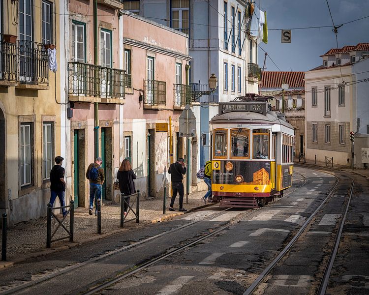 Straßenbahnlinie 28 in Alfama - Lissabon IV von Teun Ruijters