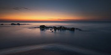Strand, rotsen en zonsopkomst van Jenco van Zalk