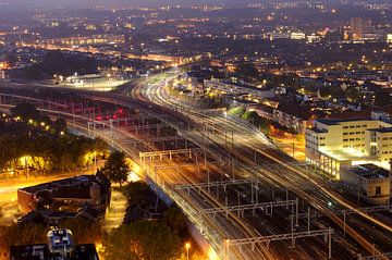 Zicht op Pijlsweerd en Ondiep in Utrecht met treinsporen op de voorgrond van Donker Utrecht