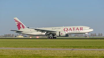 Das Frachtflugzeug Boeing 777-FDZ von Qatar Cargo. von Jaap van den Berg