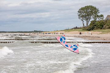 Vliegers op het strand van Ahrenshoop (Fischland- Darß-Zingst) van t.ART