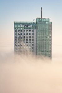 Maastoren im Nebel