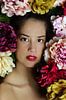 Portret van een vrouw met bloemen van Iris Kelly Kuntkes thumbnail