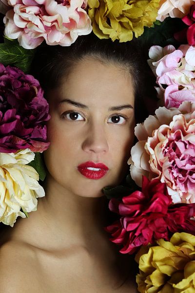 Portret van een vrouw met bloemen van Iris Kelly Kuntkes