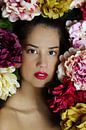 Portret van een vrouw met bloemen van Iris Kelly Kuntkes thumbnail