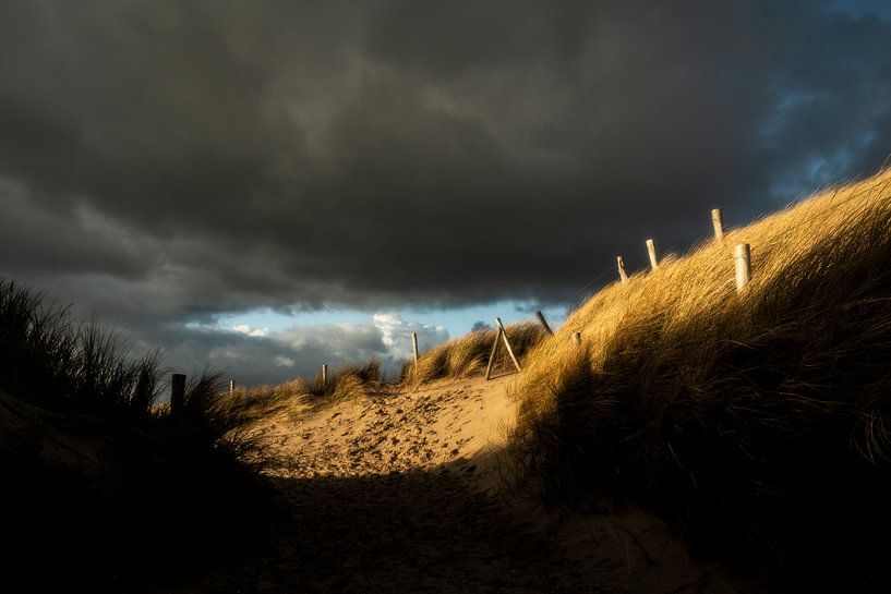 Beachbreak in sunlight by Ronald Tijs