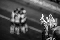 Applaus voor doelpunt in voetbalstadion - straatfoto (zwart-wit) van Jan Hermsen thumbnail