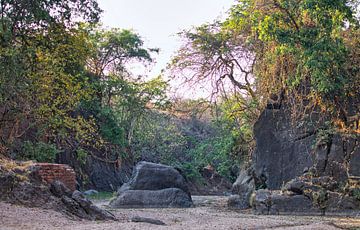 Ruige rivierbedding in Malawi van Natuurpracht   Kees Doornenbal