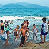 Les plaisirs de la baignade vietnamienne sur la plage de Nha Trang sur Silva Wischeropp