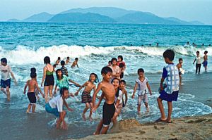 Vietnamesischer Badespaß am Strand von Nha Trang 