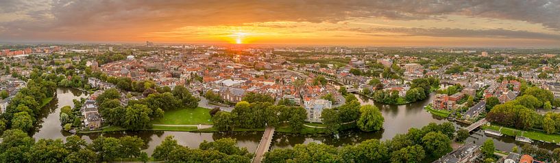 Das Stadtzentrum von Zwolle während eines sommerlichen Sonnenuntergangs von Sjoerd van der Wal Fotografie
