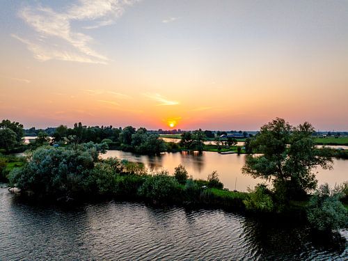 IJssellandschap tijdens zonsondergang van bovenaf gezien