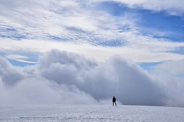 Wolkendek bij gletsjer in IJsland van Susan Dekker