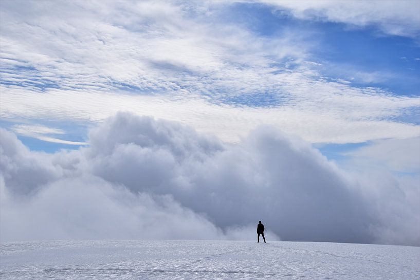 Wolkendek bij gletsjer in IJsland van Susan Dekker