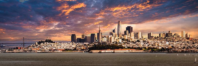 Skyline San Francisco Californie en tant que photo panoramique avec ciel et nuages d'orage par Dieter Walther