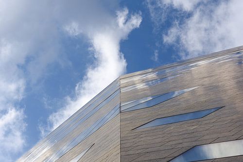 Groninger Forum bij wolkenlucht