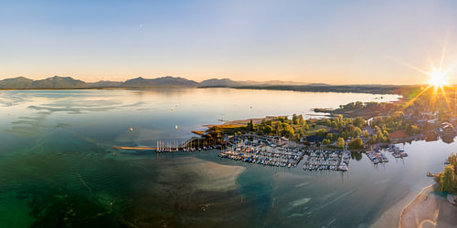 Sonnenuntergang am Chiemsee mit Hafen in Seebruck von Dieter Meyrl