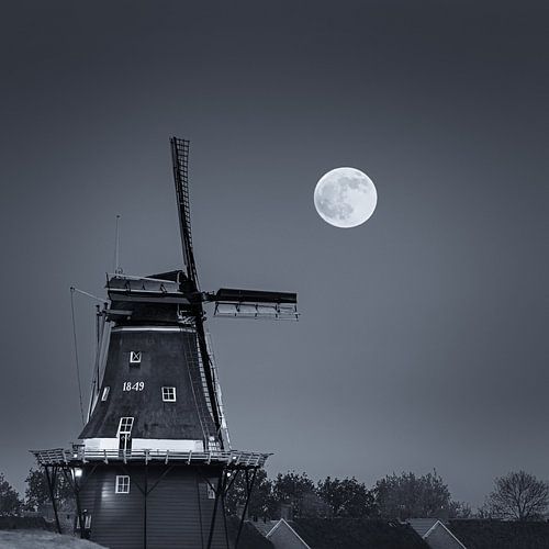 Volle maan in Dokkum in Zwart-Wit