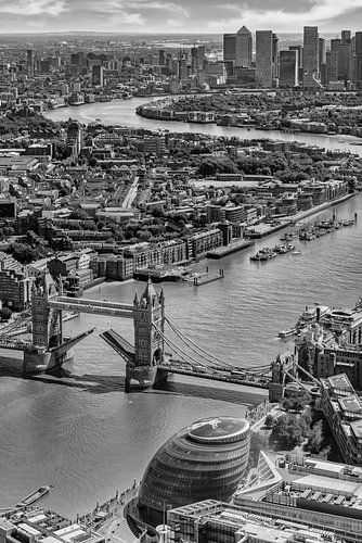 Uitzicht over het Londense East End tot aan de skyline van Canary Wharf – monochroom