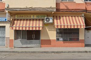 Stores rayés d'une boucherie andalouse à Chiclana