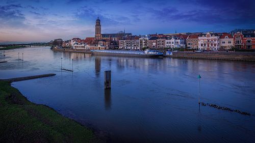 De IJssel en Deventer in de avond met hoog water