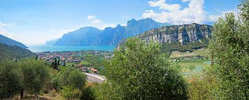 Uitzicht op Torbole aan het Gardameer en Monte Brione van SusaZoom