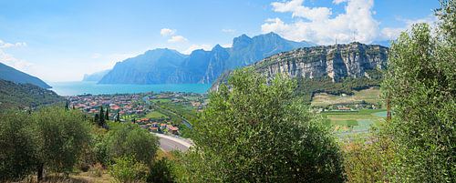 Uitzicht op Torbole aan het Gardameer en Monte Brione