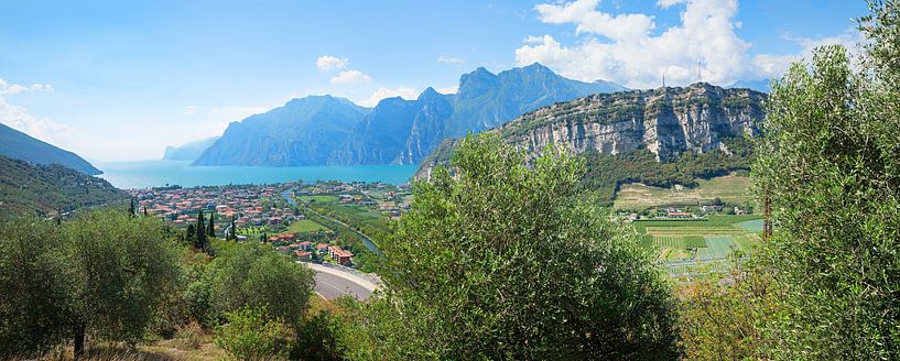 Vue sur Torbole au lac de Garde et Monte Brione par SusaZoom