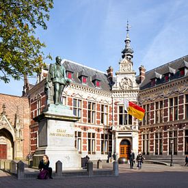 Festliches Akademiegebäude der Universität Utrecht mit fliegender Flagge von Floor Fotografie