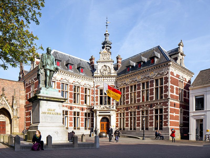 Bâtiment de l'Académie festive de l'Université d'Utrecht avec drapeau flottant par Floor Fotografie