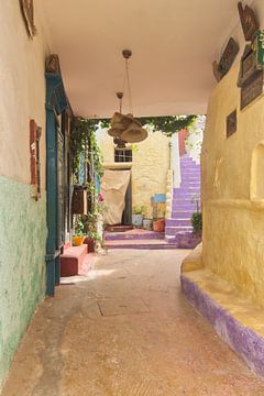 Steegje in kleurrijke pastel kleuren | straatfotografie | Reisfotografie Marokko | Bhalil van Kimberley Helmendag