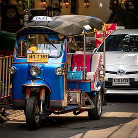 Tuk Tuk op een Rustige Straat in Bangkok, Thailand van Troy Wegman