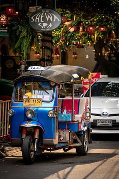 Tuk Tuk in einer ruhigen Straße in Bangkok, Thailand von Troy Wegman