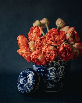 Rode tulpen in een blauwe vaas
