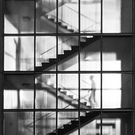 Duitsland, Berlijn, een jongen loopt de trap op in een trappenhuis waar het licht doorheen schijnt van Anke de Groot