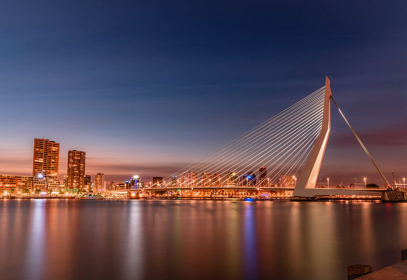 Erasmusbrug bij schemering van Gea Gaetani d'Aragona