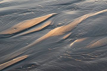 Abstract zen zand patroon op het strand. Neutrale aardetinten natuurfotografie van Christa Stroo fotografie